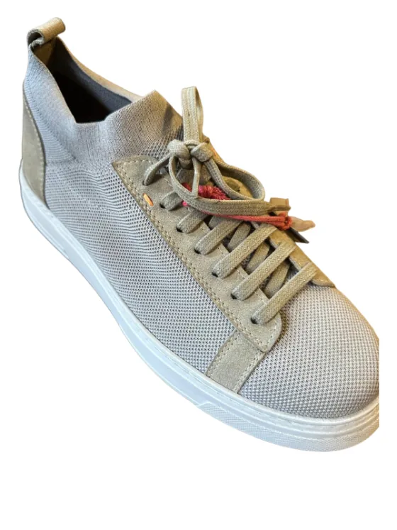MODEL 035 — Casual