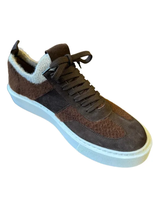 MODEL 050 — Casual
