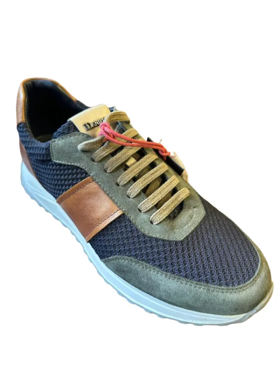 MODEL 054 — Casual