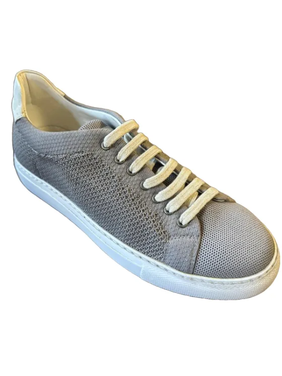 MODEL 060 — Casual