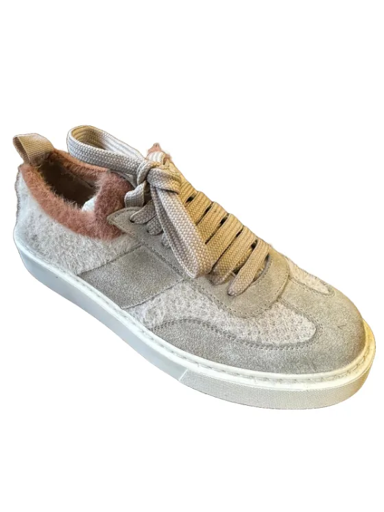MODEL 061 — Casual